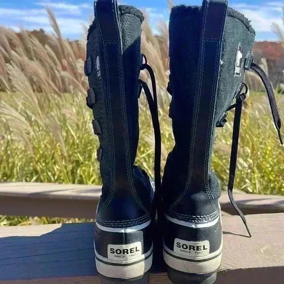 Sorel Women’s waterproof boots. Gently used. Size 6. - Picture 4 of 7
